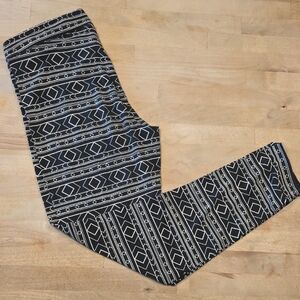 Black and White Aztec Pattern Leggings